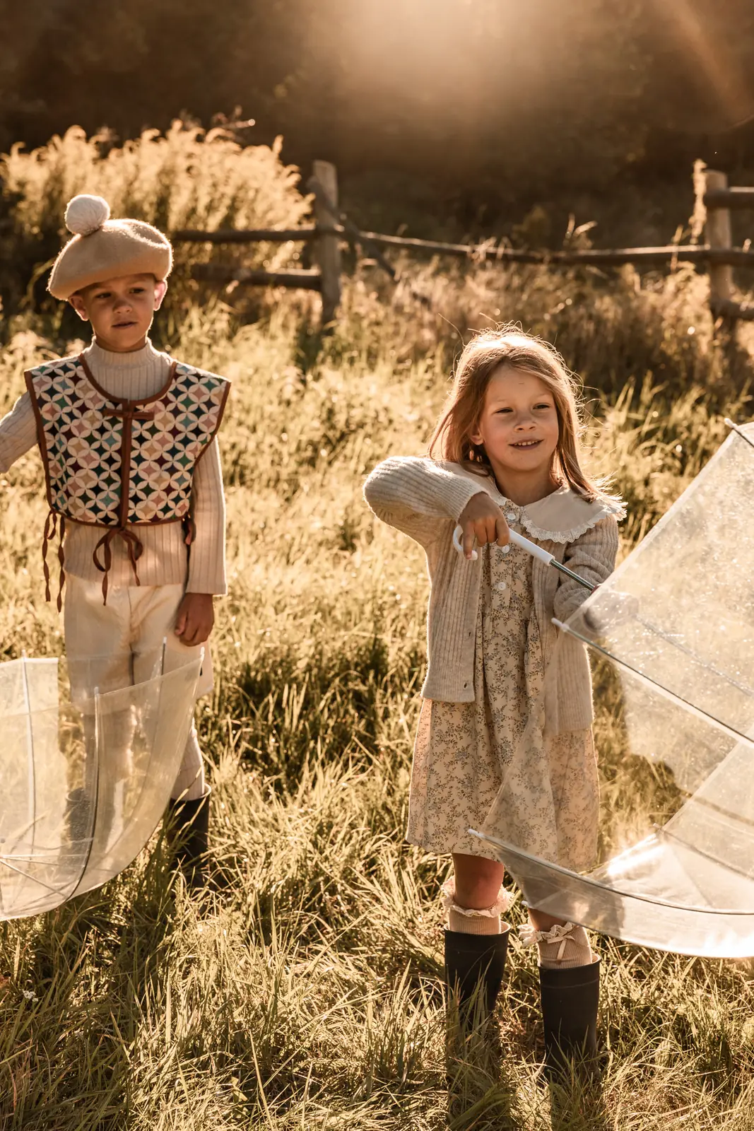 Rodzeństwo podczas wspólnej zabawy z parasolami podczas sesji rodzinnej w Poznaniu