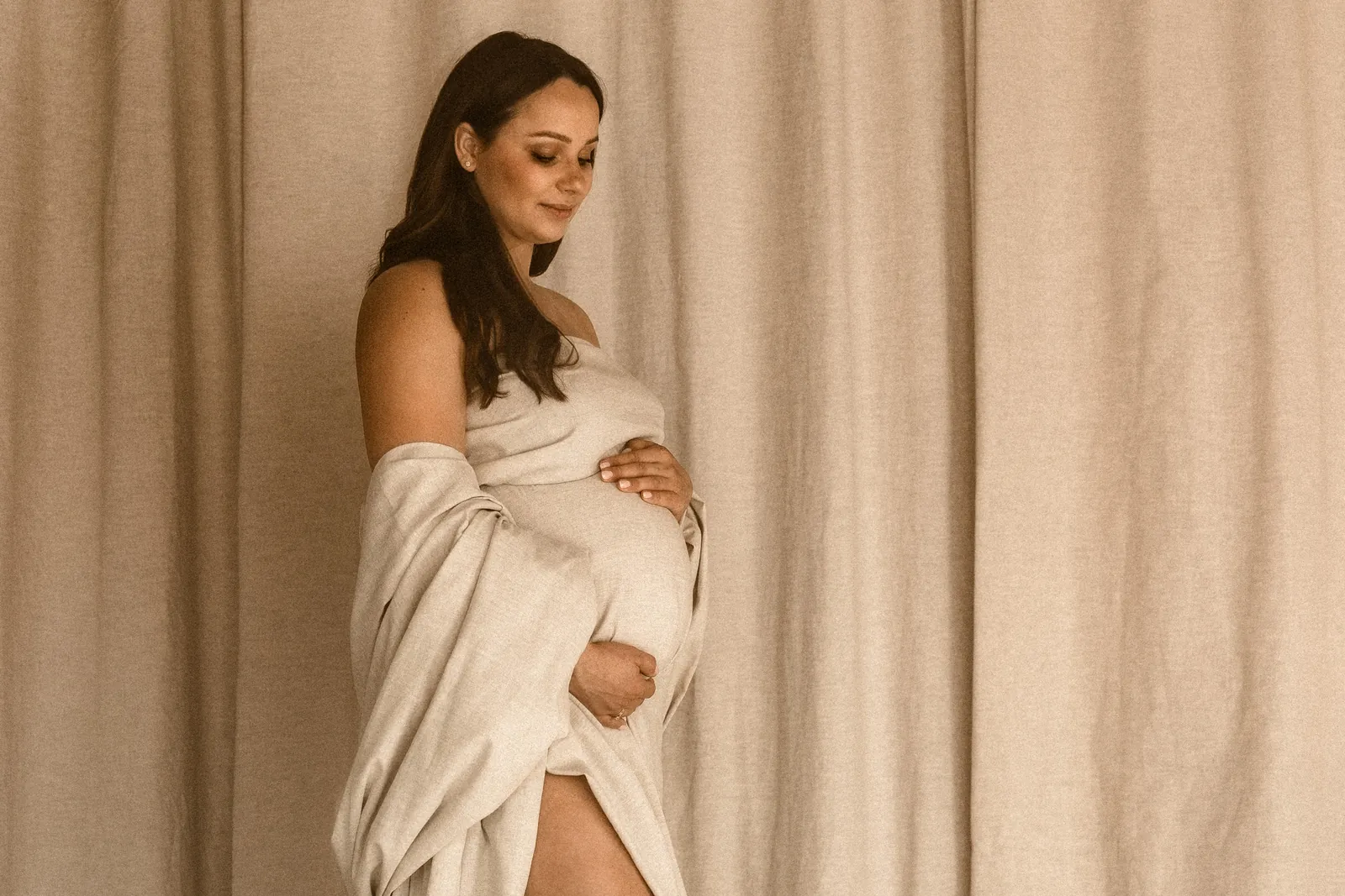 Kobieta w ciąży w minimalistycznym wnętrzu studia fotograficznego