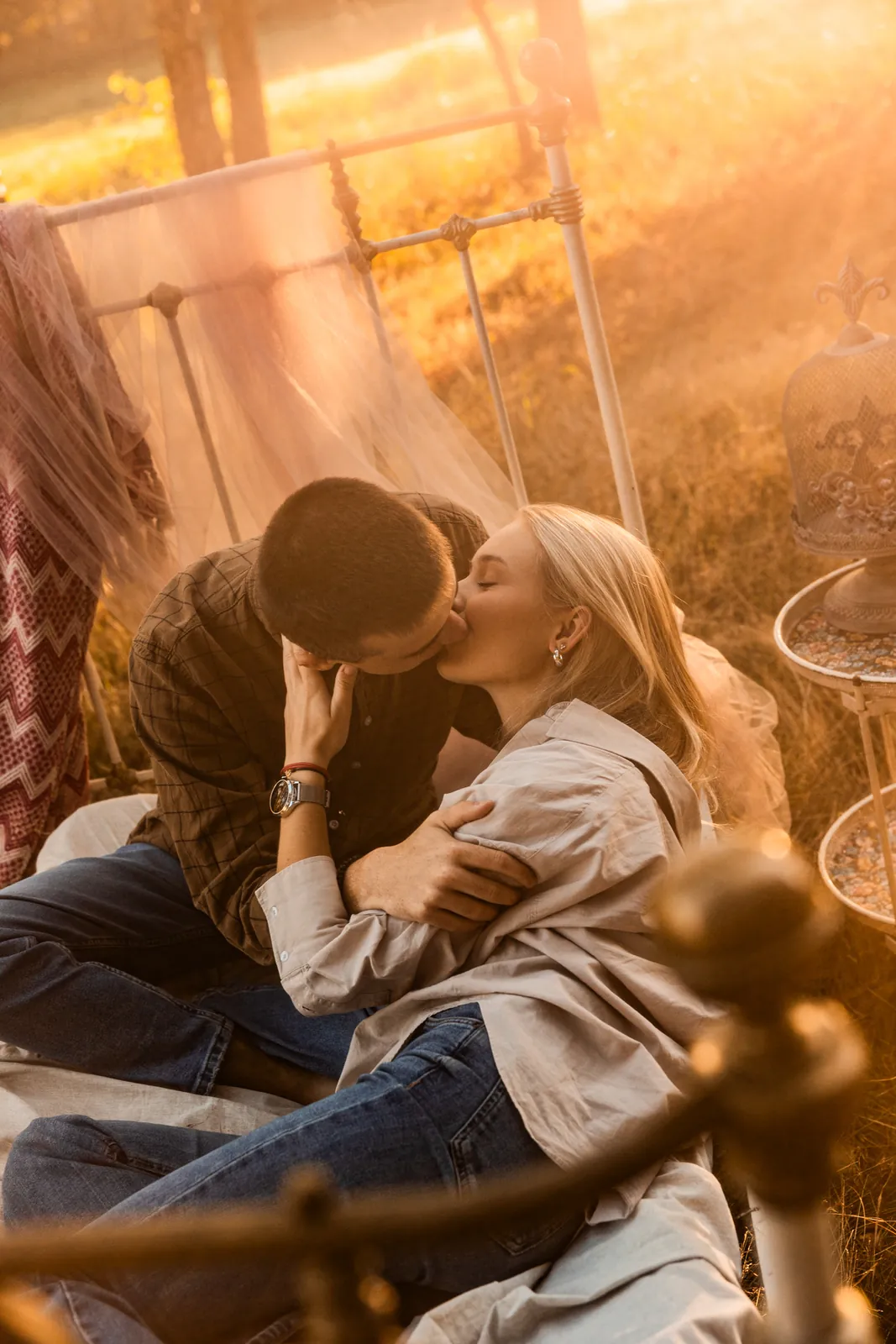 Para czule się przytula i całuje na łóżku w środku leśnej polany o wschodzie słońca