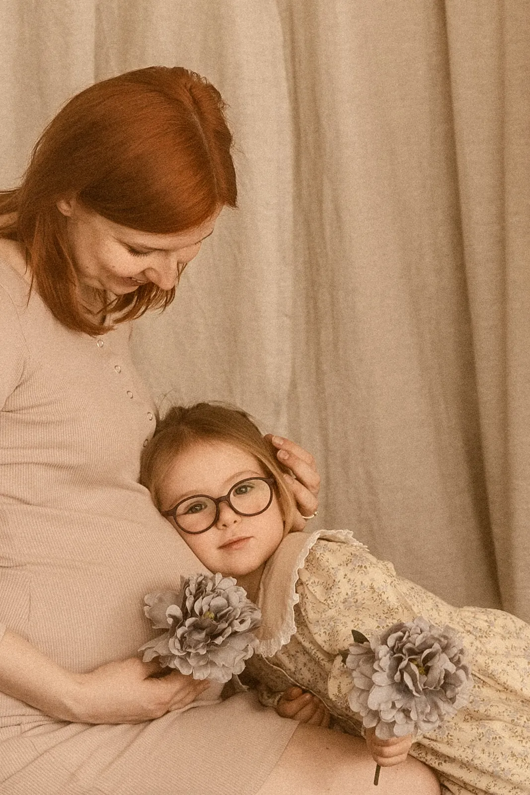 Minimalistyczny portret mamy i córki podczas sesji ciążowej w Poznaniu