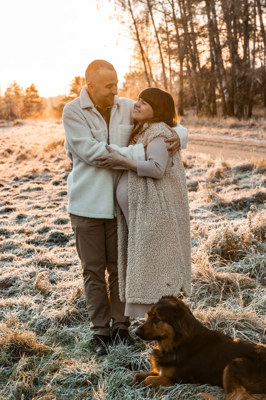 Minimalistyczny kadr przyszłych rodziców w trakcie spaceru podczas ciążowej sesji w Poznaniu
