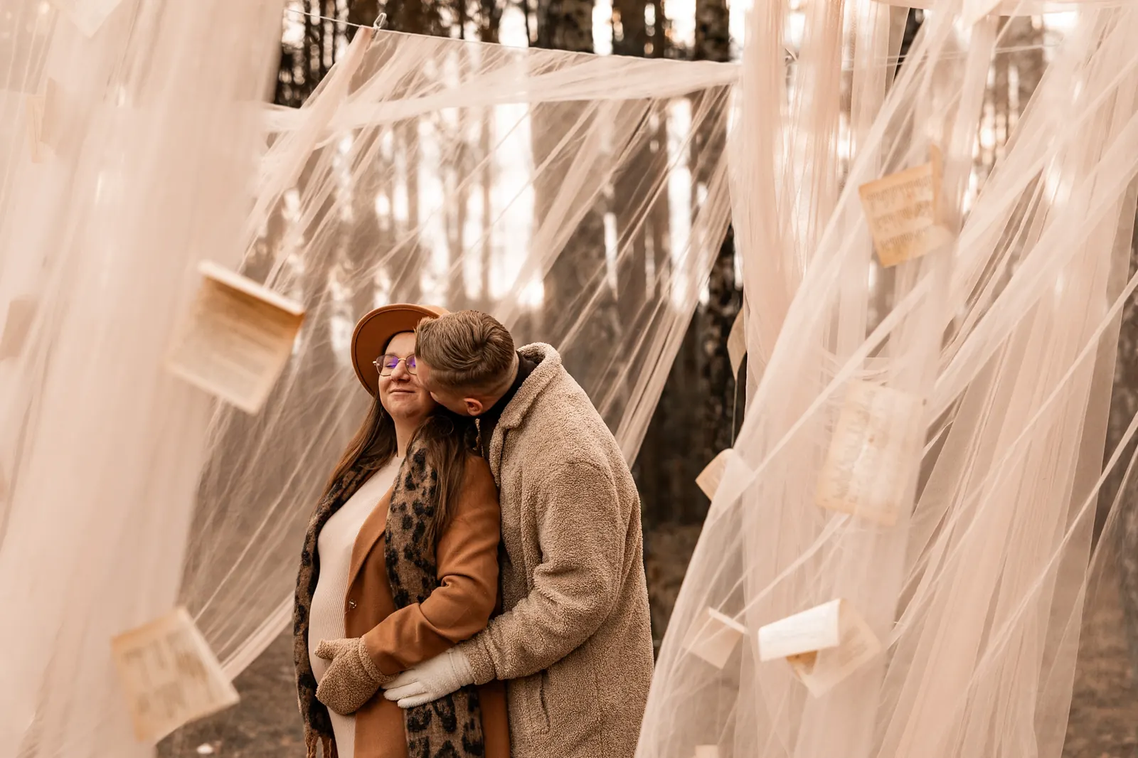 Sesja ciążowa - fotografia przyszłych rodziców w niesamowitej scenerii, typowy kadr filmowy