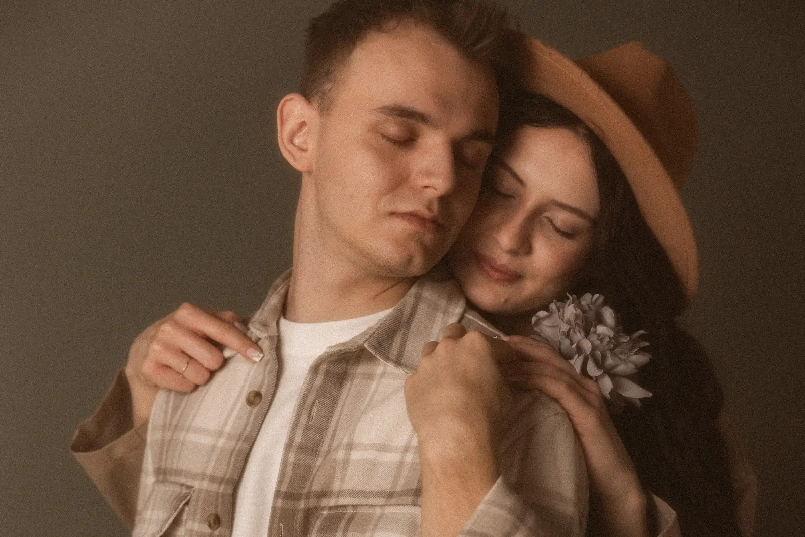 Para przytulająca się podczas minimalistycznej sesji w studiu