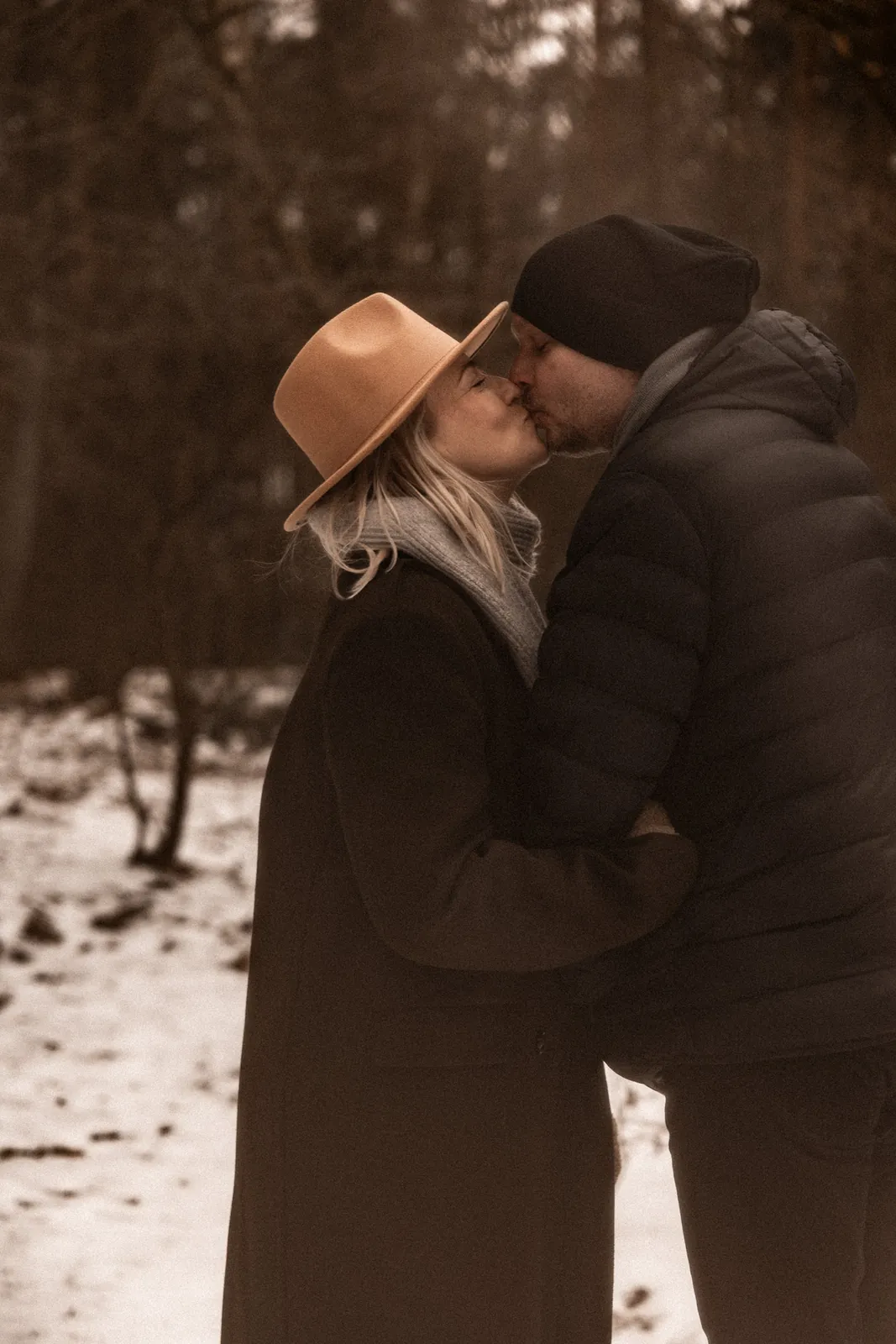 Para całująca się podczas romantycznej sesji zdjęciowej w środku lasu