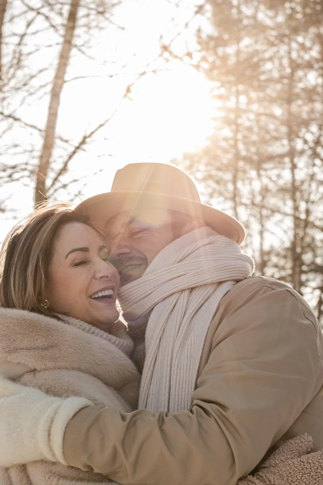 Zakochana para przytulona podczas naturalnej sesji dla par w zimowej scenerii