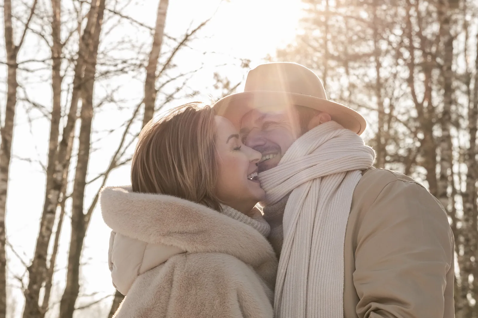 Para przytulona podczas romantycznej sesji zdjęciowej w plenerze