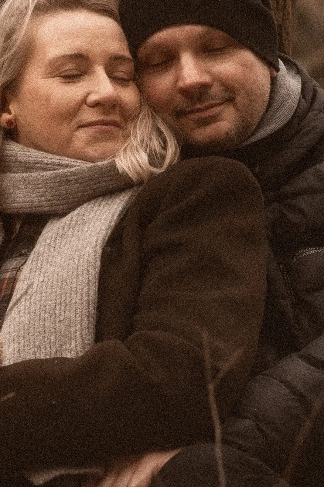 Minimalistyczny kadr - zakochani przytulają się do siebie w naturalnym świetle