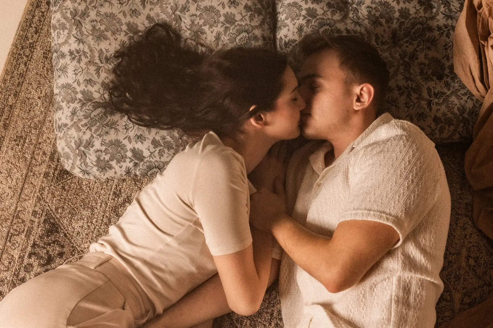 Romantyczny pocałunek zakochanej pary podczas naturalnej sesji zdjęciowej w studiu