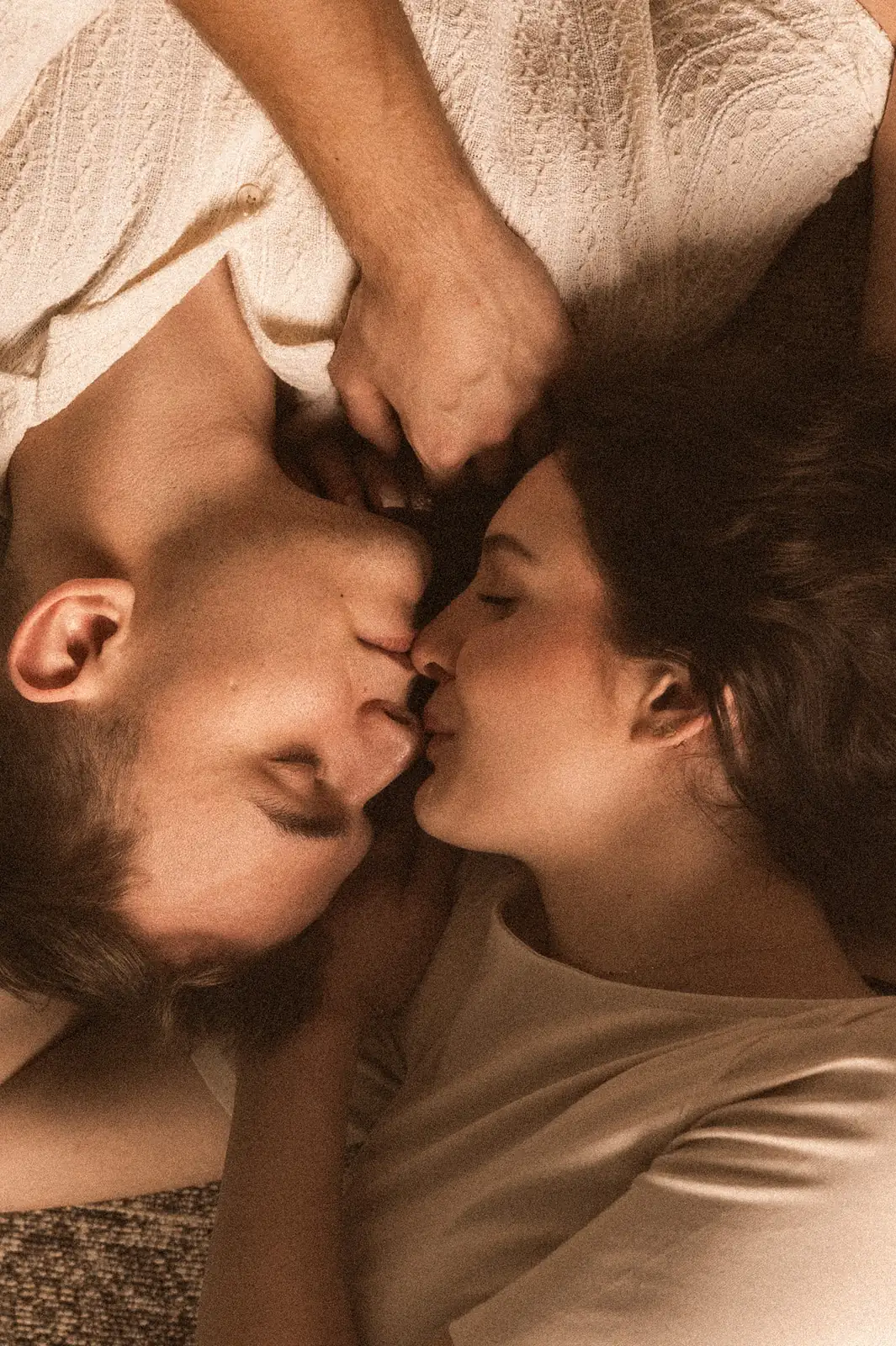 Chłopak i dziewczyna przytuleni do siebie twarzą podczas minimalistycznej sesji dla par