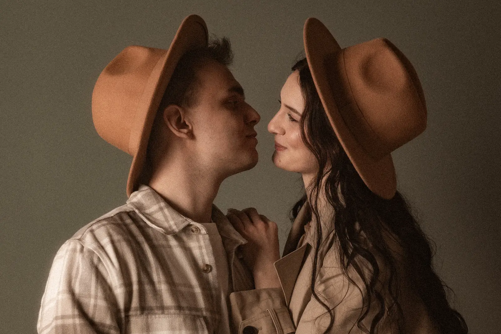 Zakochana para ubrana w kapelusze spogląda sobie w oczy