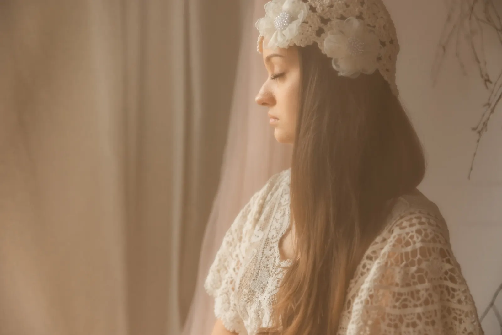 Minimalistyczny portret kobiety w eleganckiej kreacji w naturalnym świetle