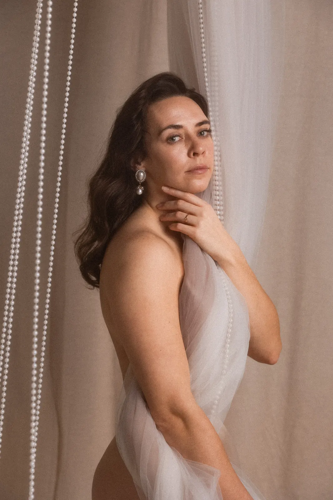 Sesja kobieca w studio, delikatne światło i elegancka kompozycja Poznań