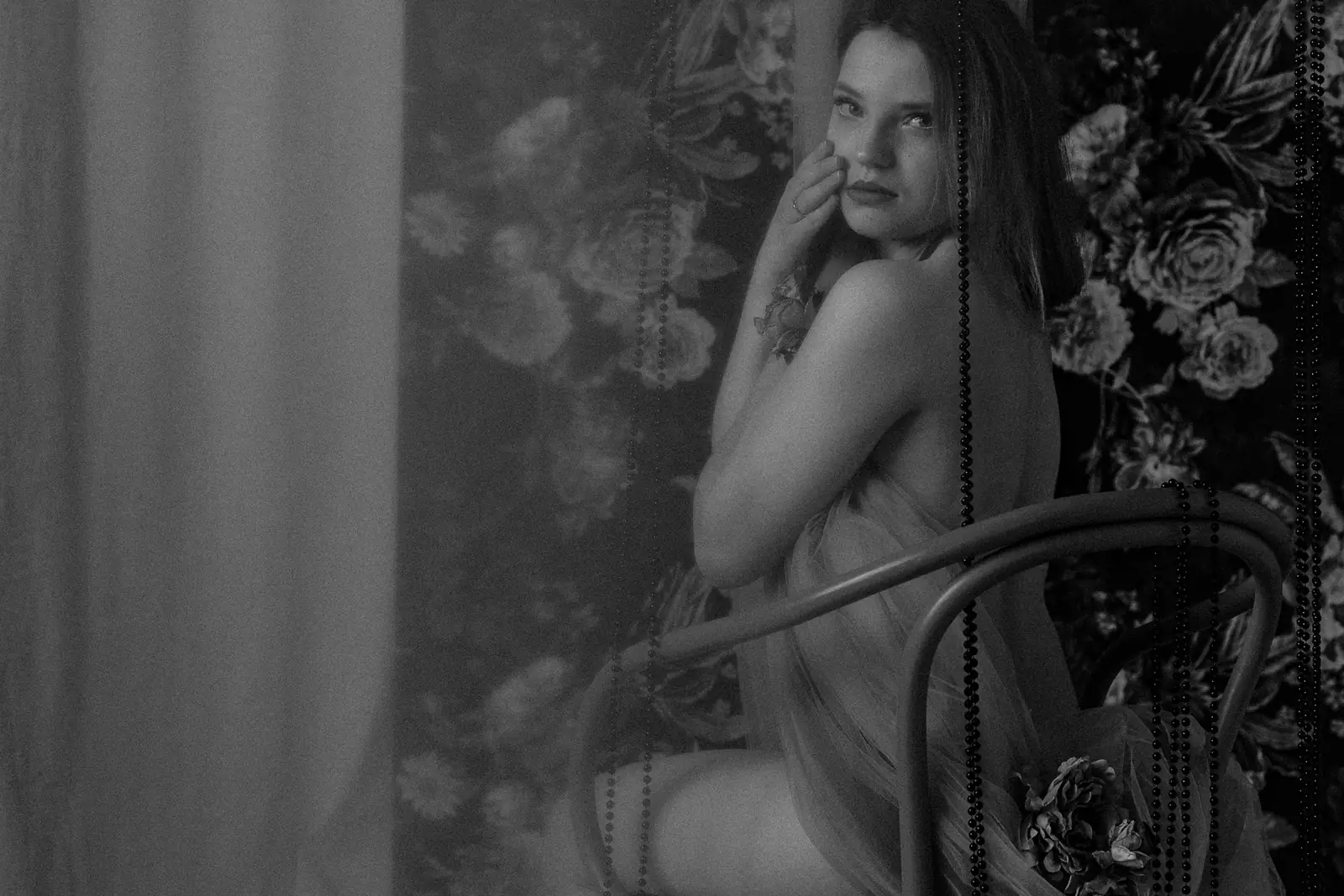 Zmysłowa kobieta w studio - czarno-biały portret w studio w Poznaniu