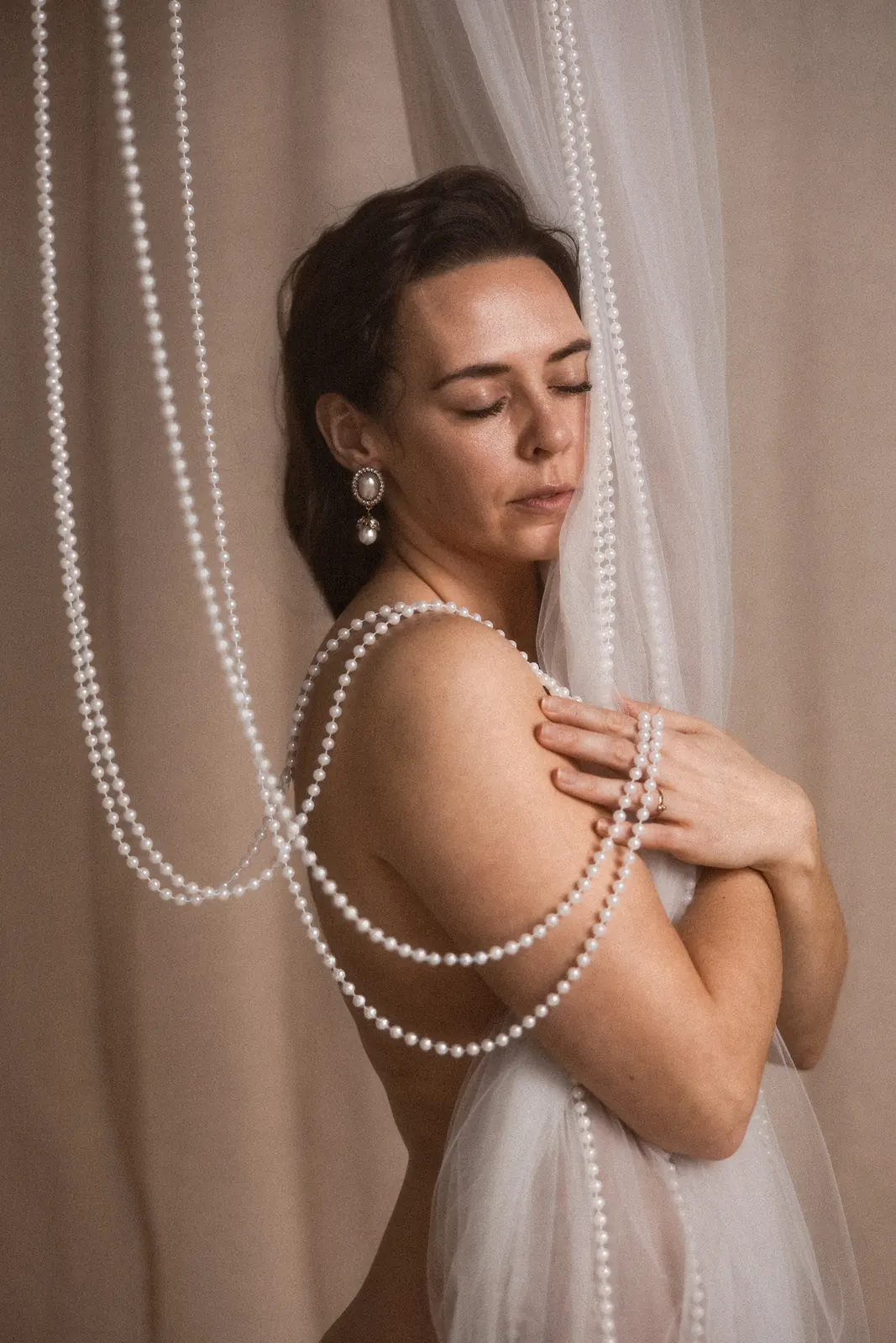 Zmysłowa kobieta w studio, subtelne światło, sesja kobieca w Poznaniu