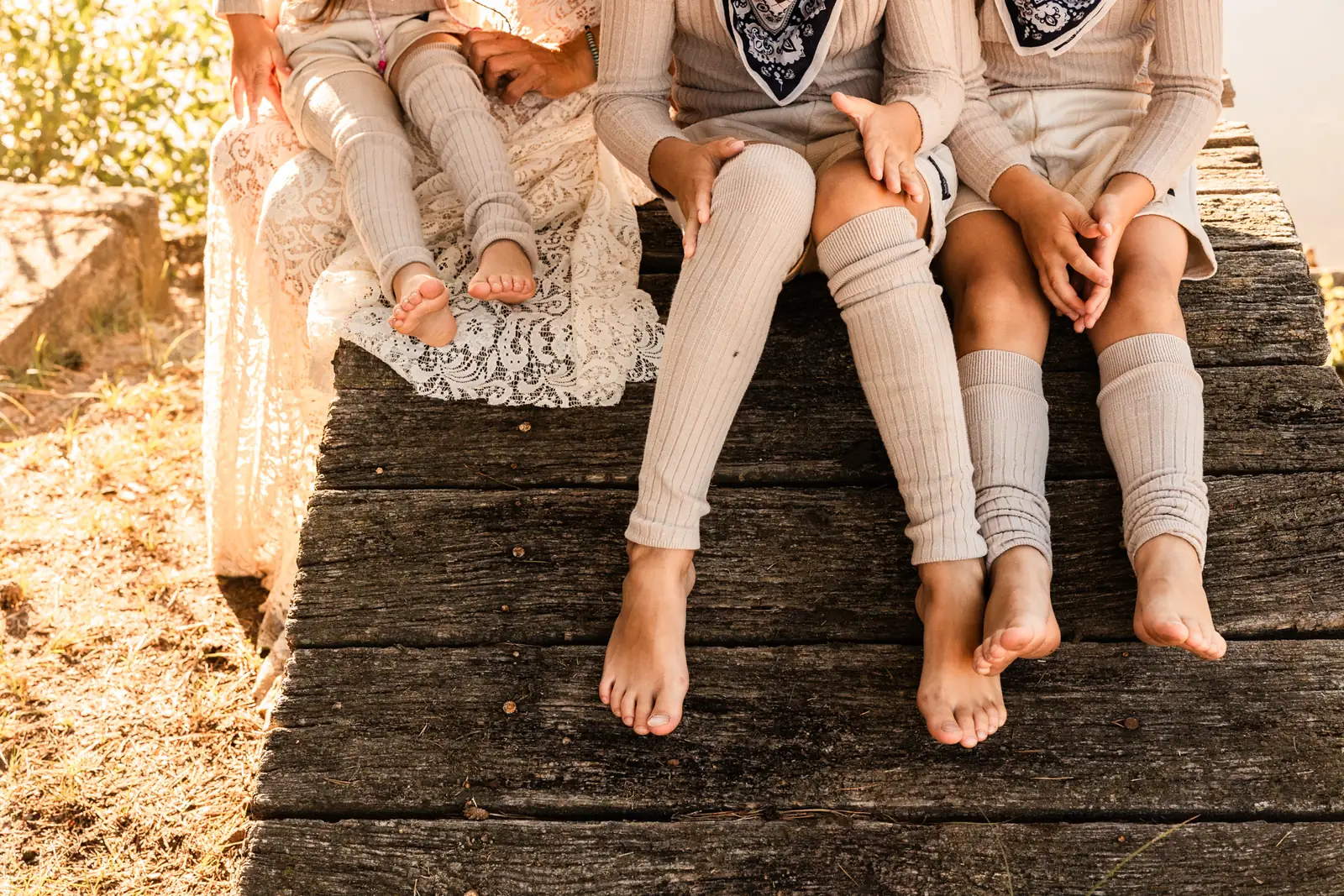 Rodzeństwo nad jeziorem o poranku podczas plenerowej sesji rodzinnej