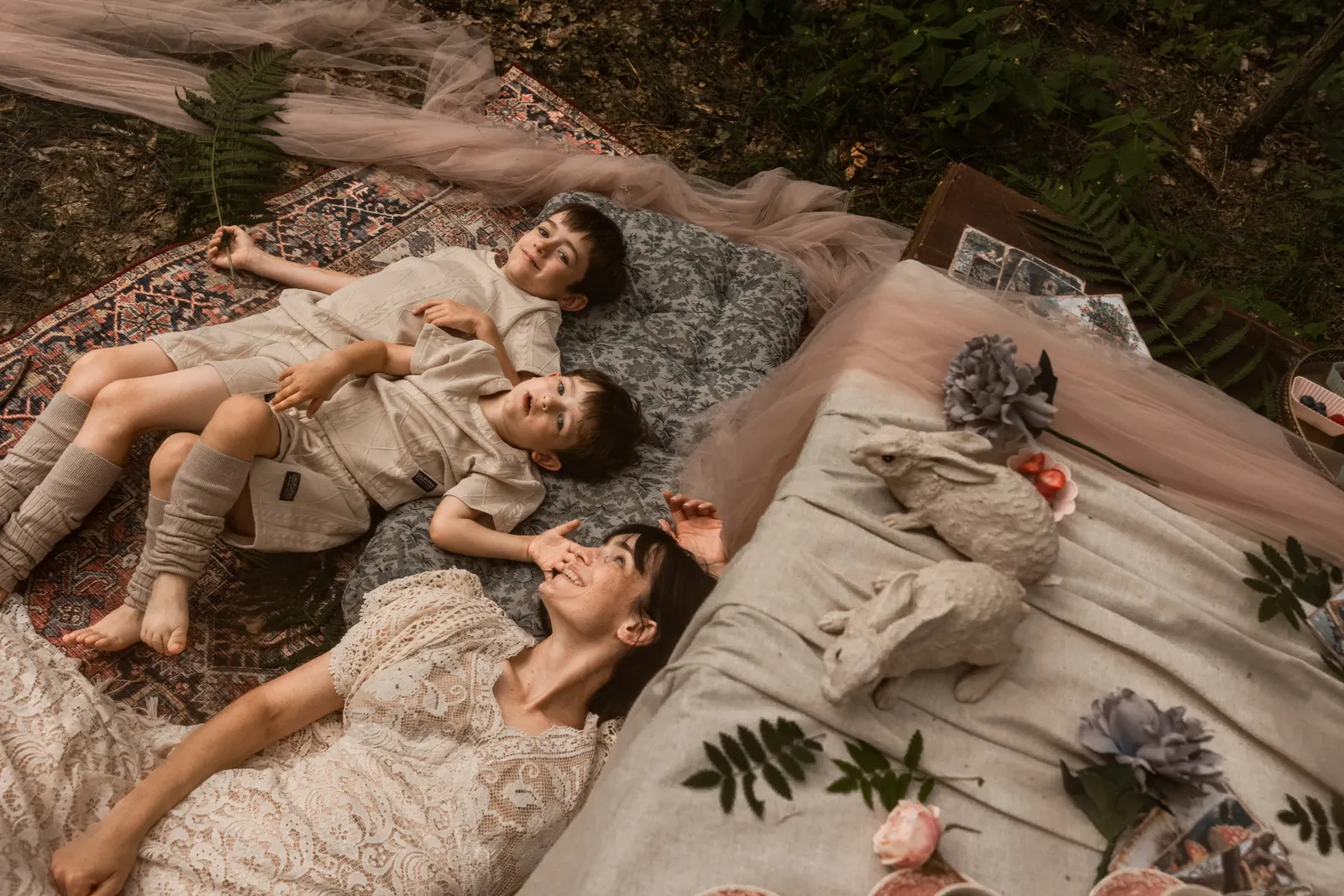 Mama z dziećmi podczas spokojnej sesji zdjęciowej w leśnym otoczeniu