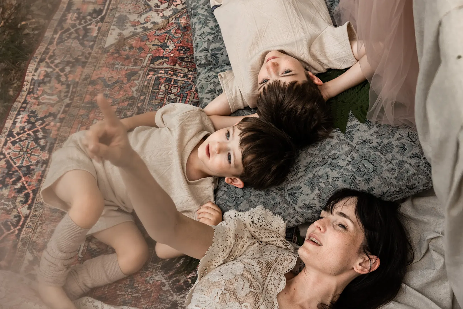 Spontaniczne zdjęcie mamy z dziećmi z rodzinnej sesji fotograficznej