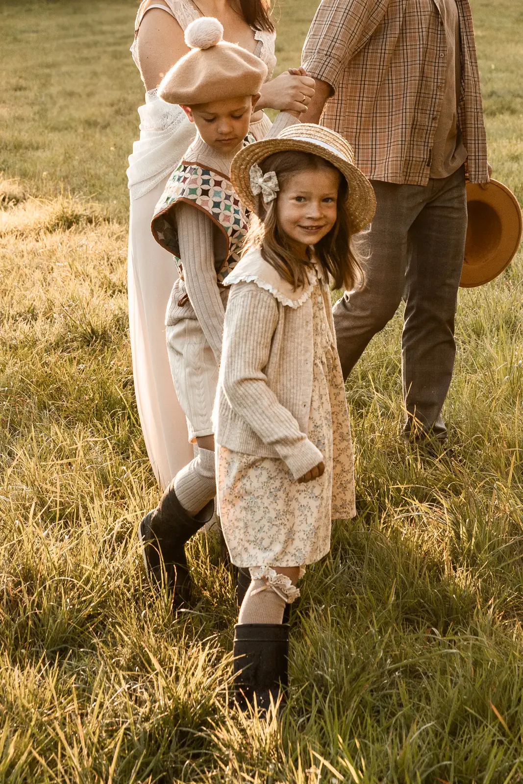 Siostra i brat z rodzicami podczas plenerowej sesji rodzinnej w stylu filmowym w Poznaniu