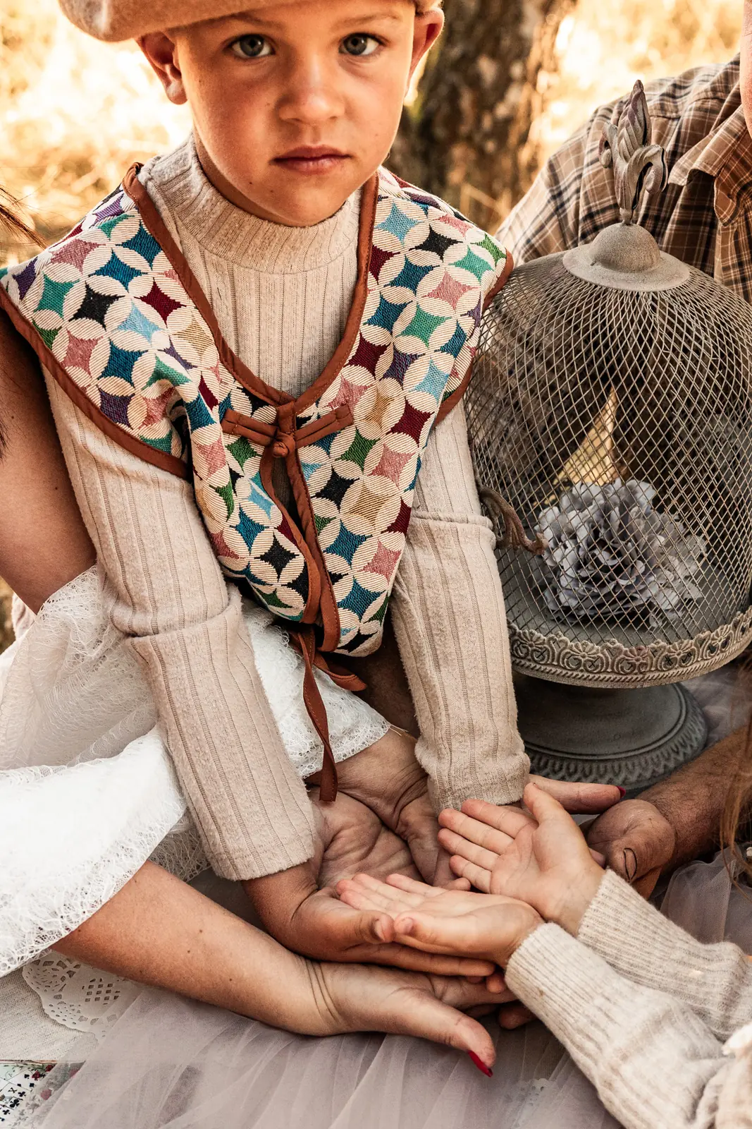 Chłopiec patrzący w obiektyw podczas rodzinnej sesji zdjęciowej w Poznaniu