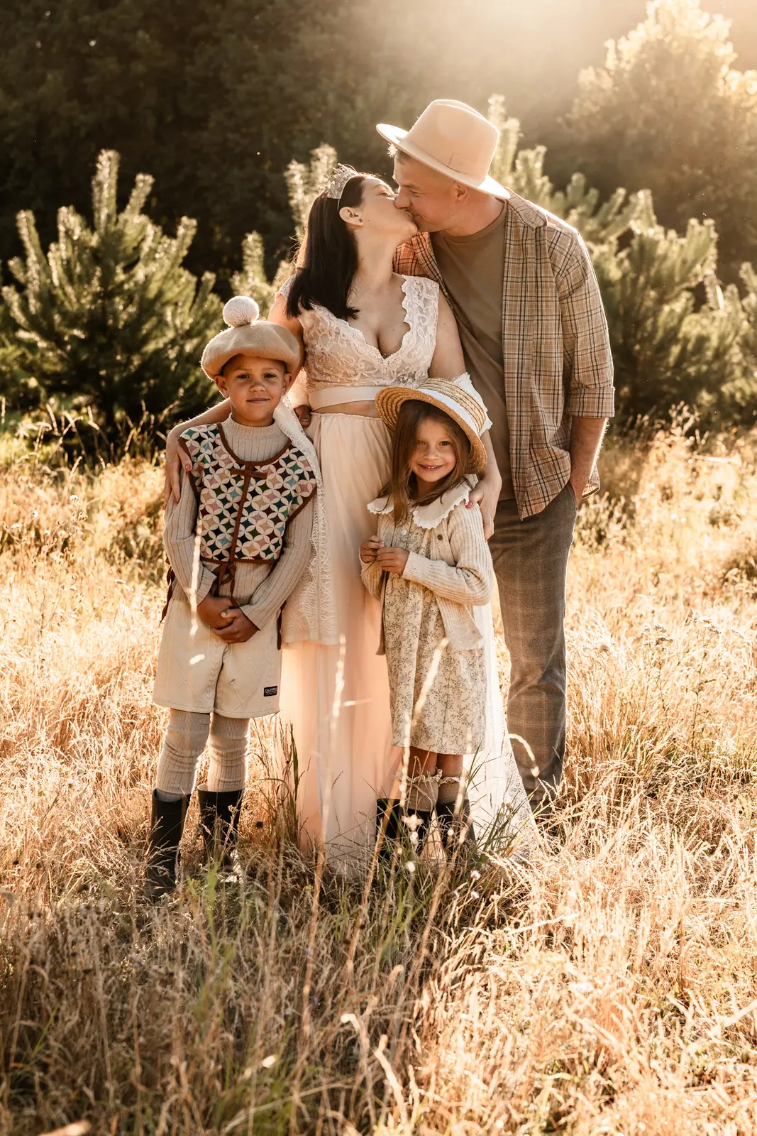 Tata i mama całujący się w tle podczas rodzinnej sesji zdjęciowej