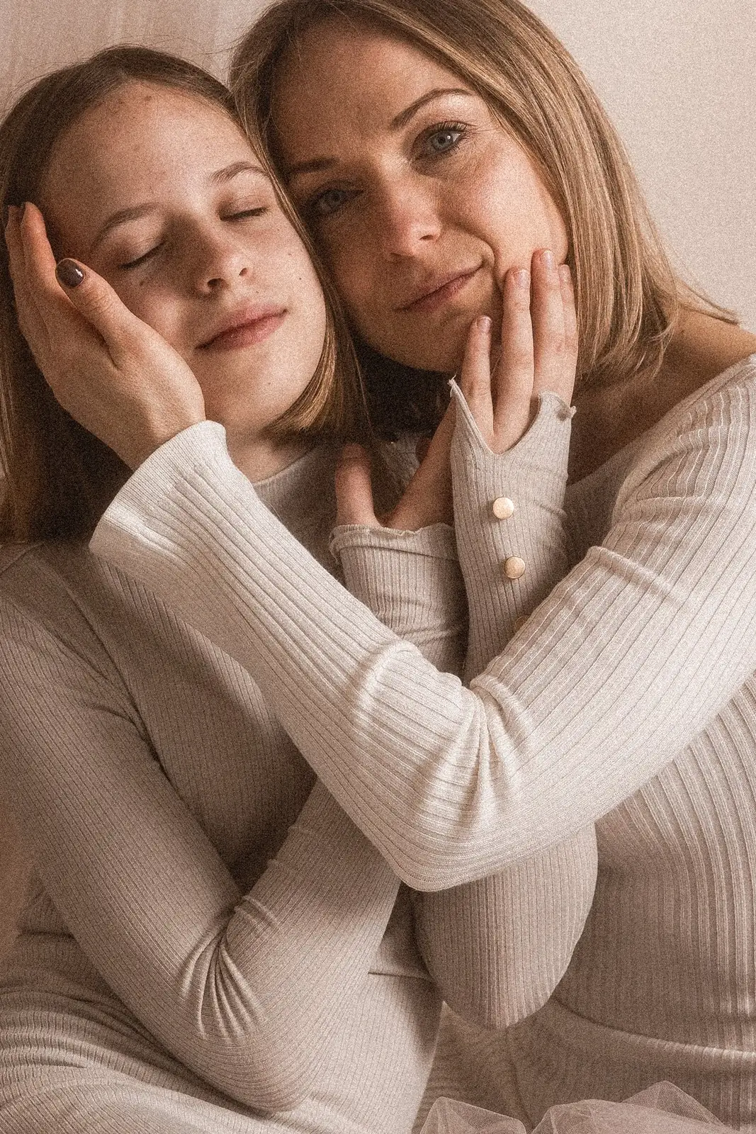 Minimalistyczny portret mamy i córki na jasnym, prostym tle w studio