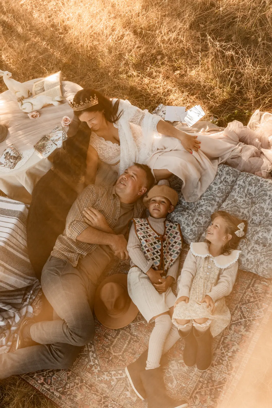 Zdjęcie rodziny z psem w sielskim krajobrazie podczas sesji plenerowej w stylu filmowym w Poznaniu