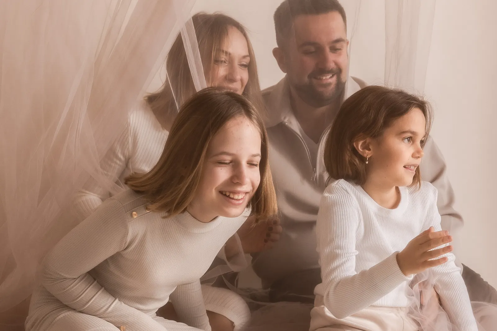 Rodzina w minalistycznym kadrze podczas lifestyle sesji w studiu w Poznaniu