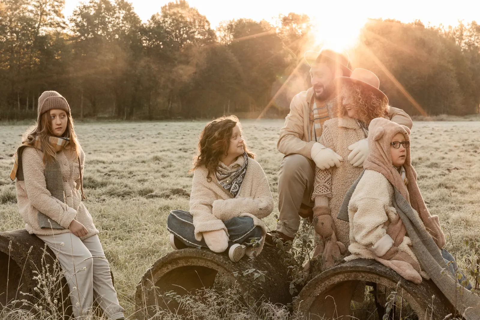 Rodzinna sesja pełna śmiechu i zabawy w Poznaniu. W tle mglisty poranek i wschód słońca.