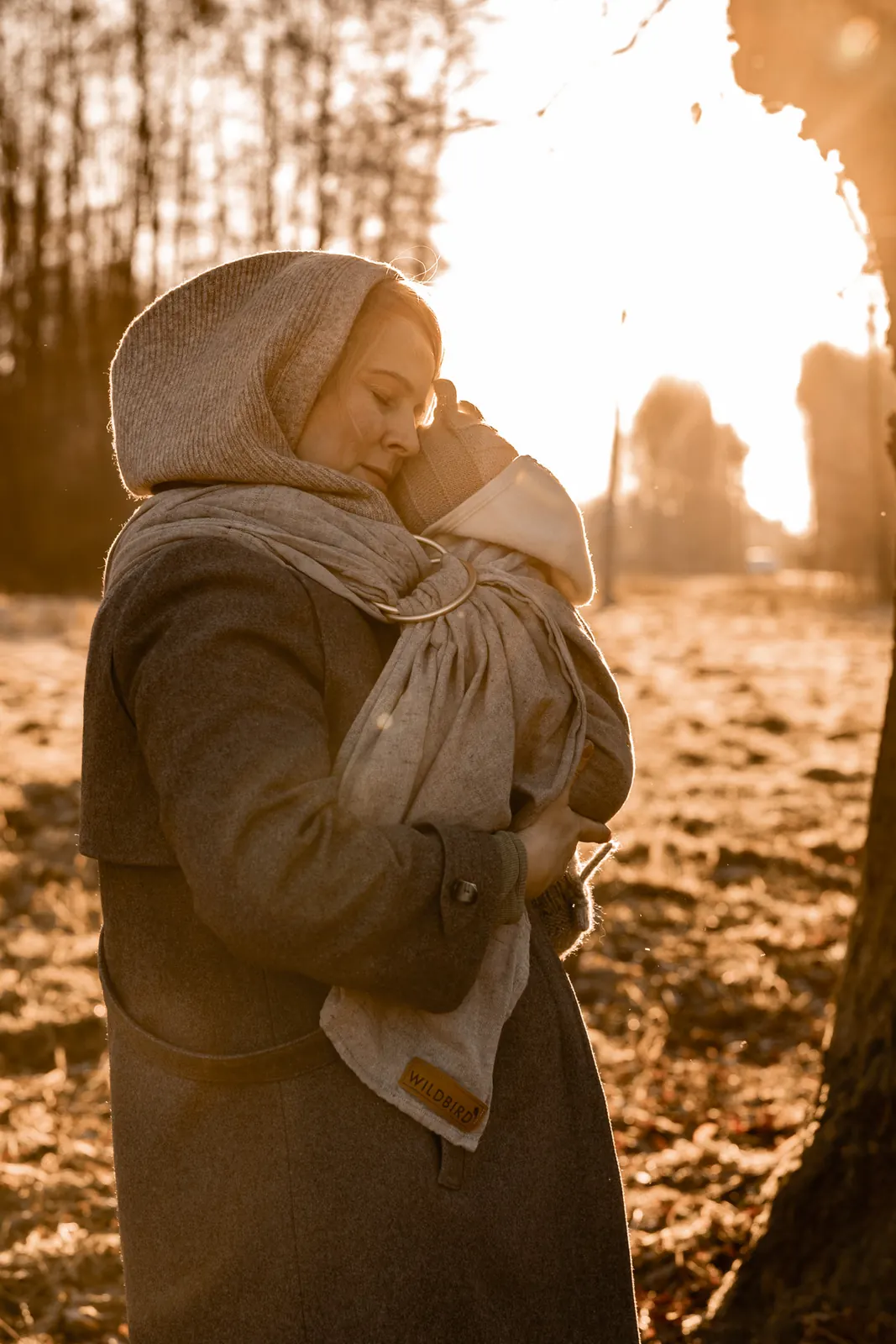 Naturalna rodzinna sesja zdjęciowa podkreślająca relacje mamy z dzieckiem.