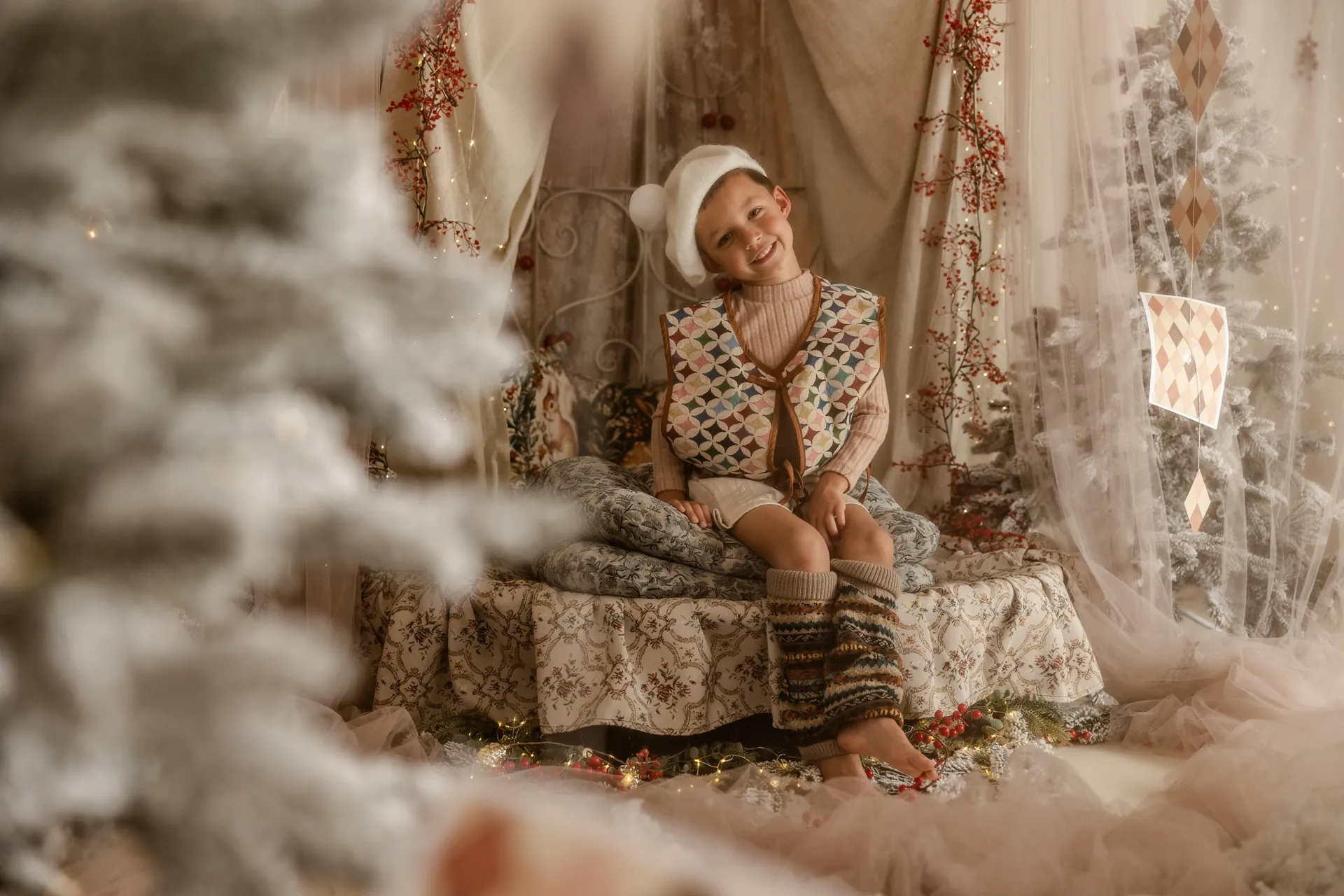 Portret dziecka w scenerii bożonarodzeniowej podczas sesji świątecznej