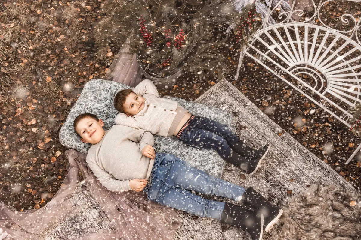 Dziecięce zdjęcie przy świątecznej dekoracji w plenerze
