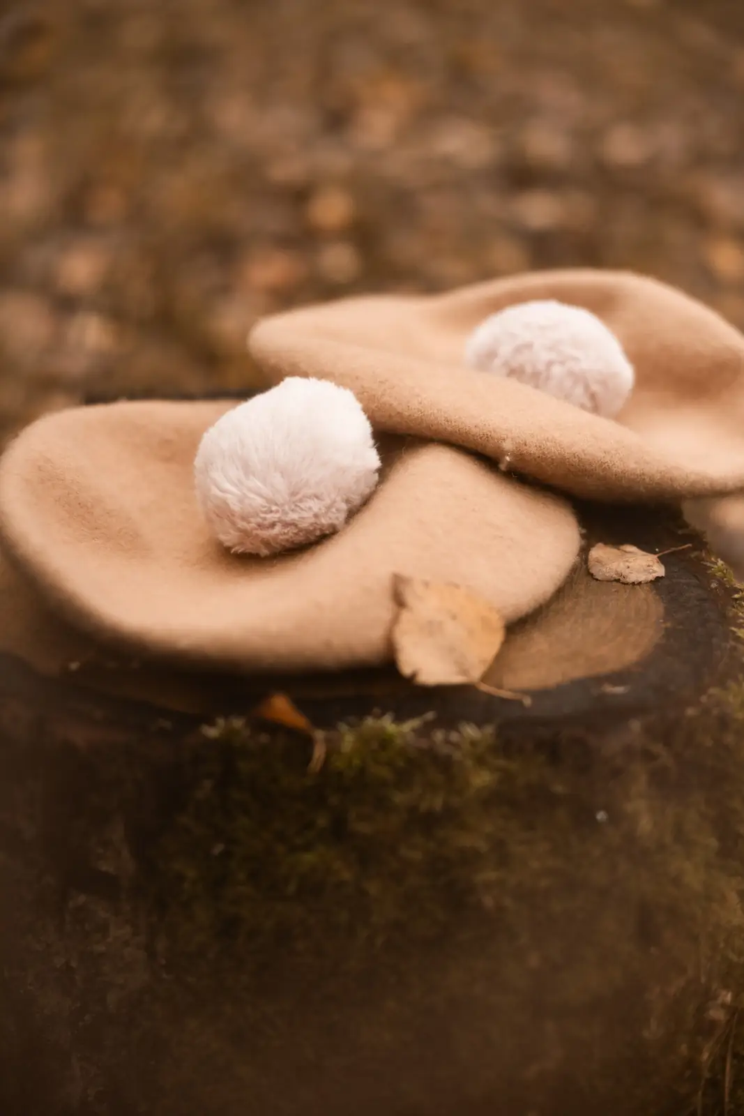 Berety i czapki w jasnobeżowych kolorach idealnie wtapiają się kolorystycznie z plenerową stylistyką