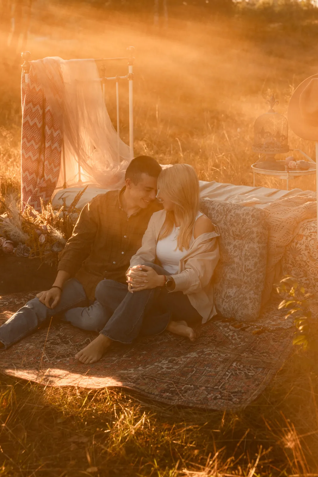 Narzeczeni w romantycznej stylizacji na polanie leśnej podczas sesji plenerowej