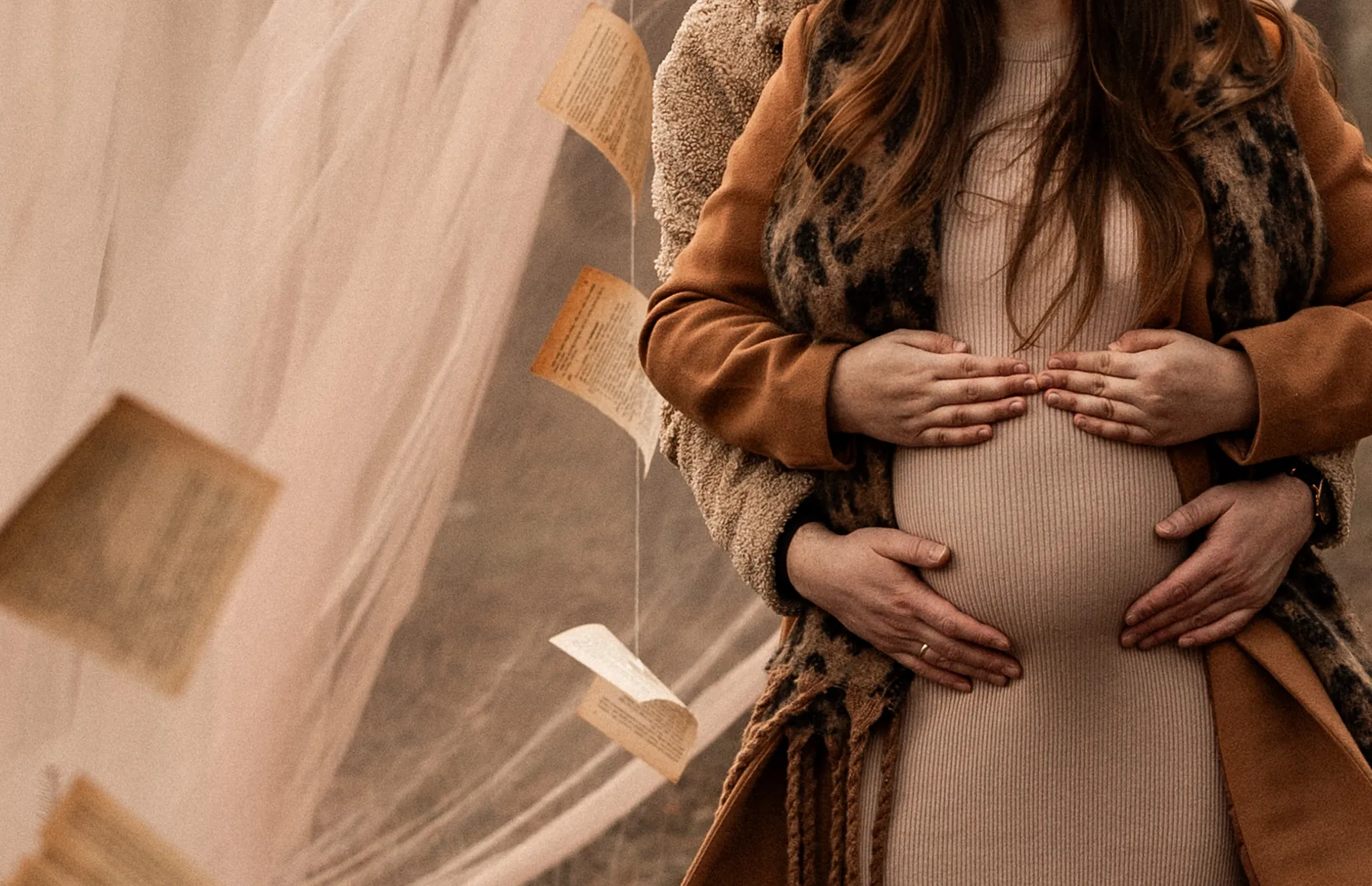 Fotografia ciążowej sesji zdjęciowej przyszłej mamy w plenerze jako wstęp do oferty