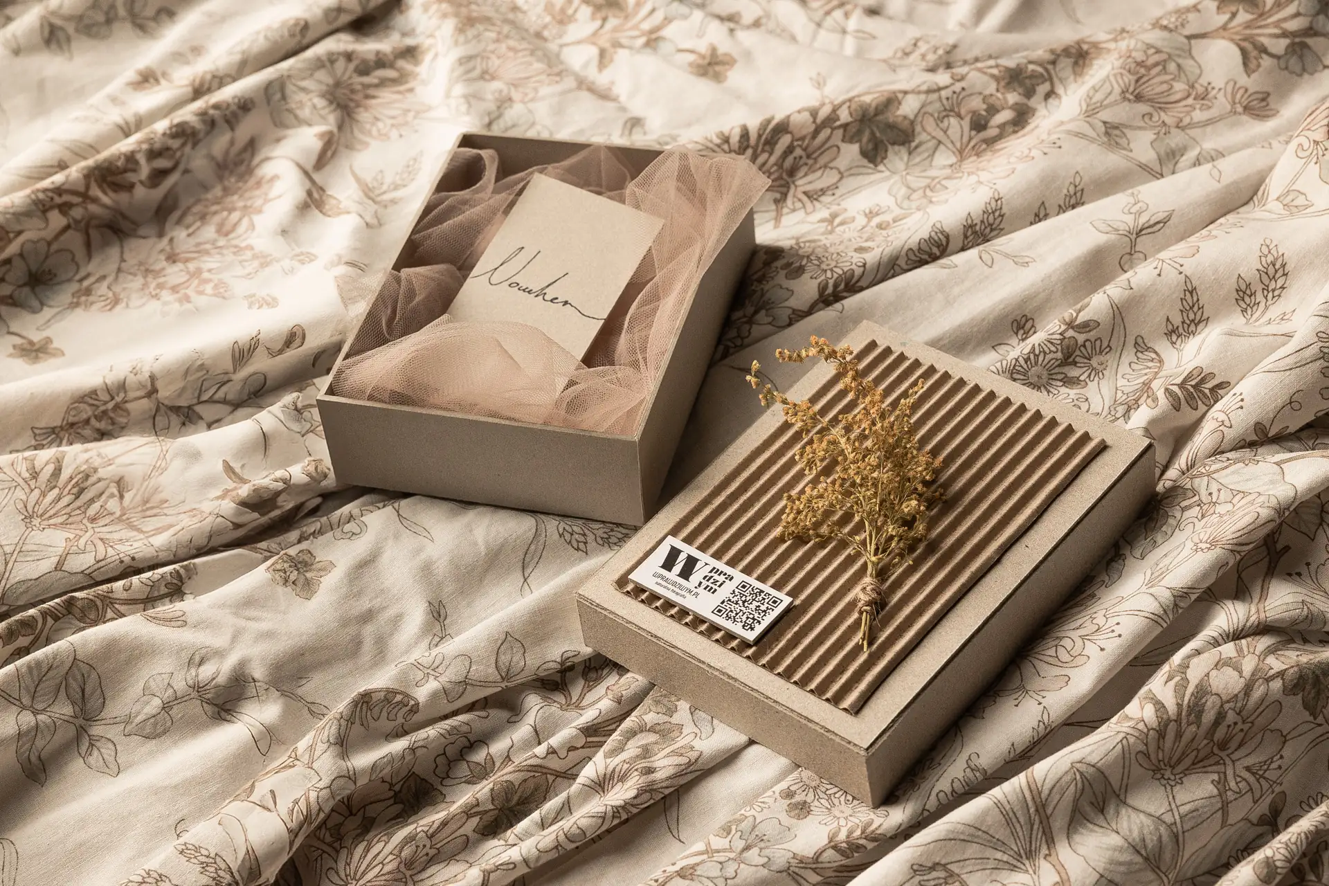 Ręcznie robione pudełko ozdobione kwiatem jako opakowanie na voucher prezentowy na sesję zdjęciową