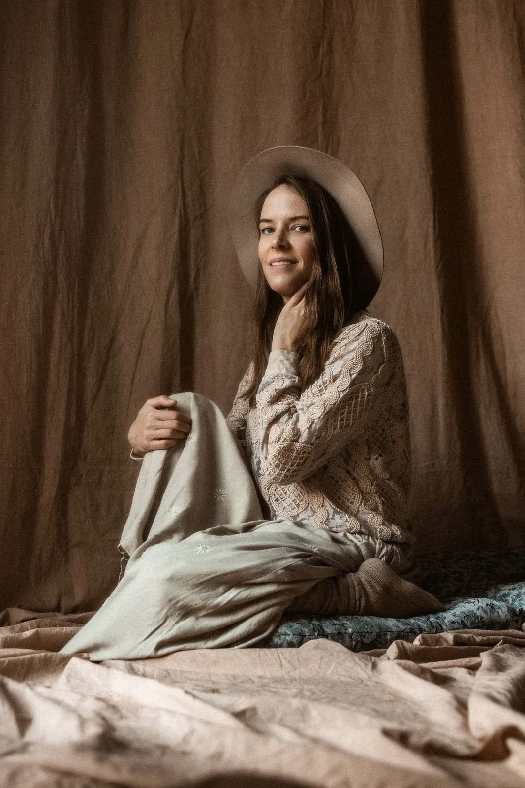 Autoprezentacja fotografa studia wprawdziwym. Kobieta w kapeluszu robi zdjęcia.