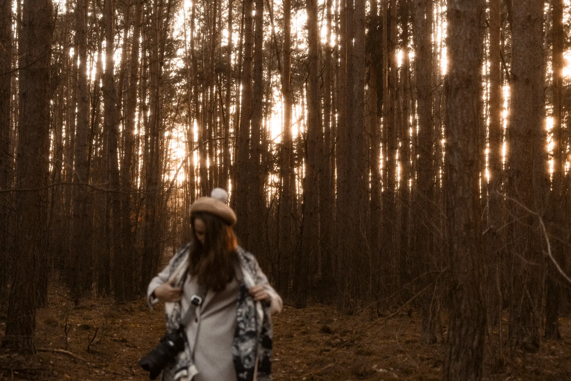 Kobieta z aparatem podczas pracy w plenerze w Poznaniu