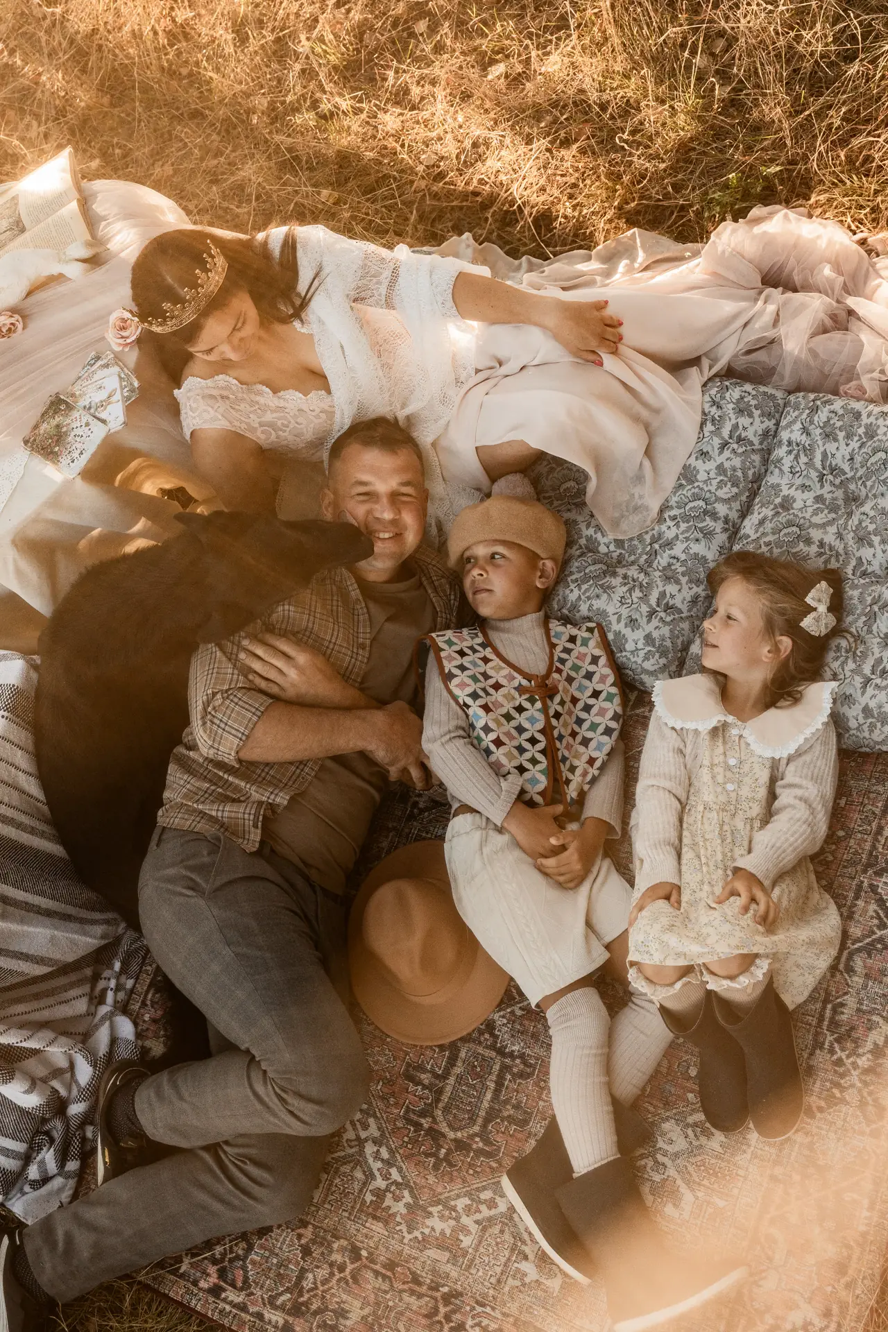 Rodzice z dziećmi i psem podczas naturalnej sesji zdjęciowej w stylu filmowym w Poznaniu