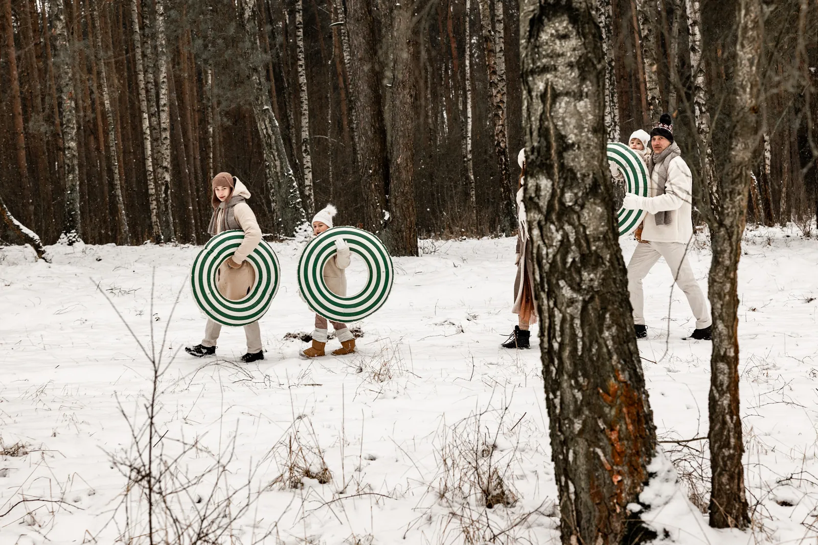 Rodzina bawiąca się w śniegu podczas zimowej sesji zdjęciowej