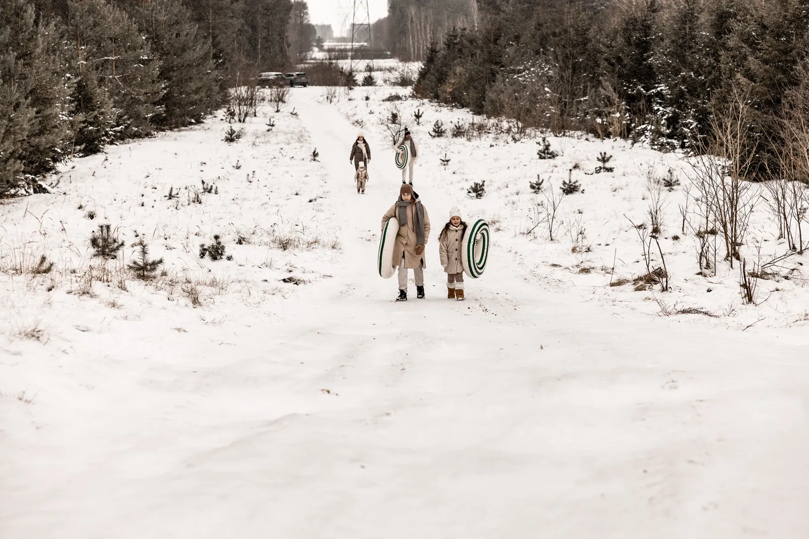 Koniec zabawy w śniegu - rodzina wraca do domu po zakończonej sesji zdjęciowej w plenerze